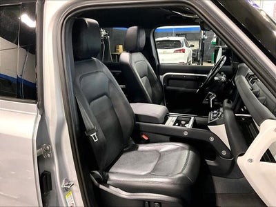 2023 Land Rover Defender SE