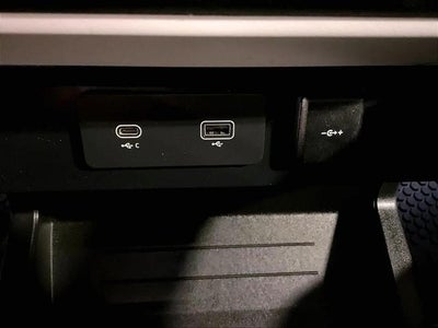 2023 Land Rover Defender SE