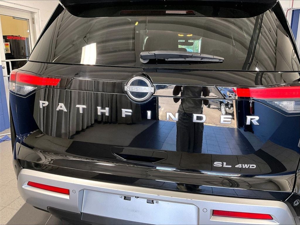 2023 Nissan Pathfinder SL