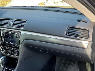 2017 Volkswagen Passat R-Line w/Comfort Pkg Auto