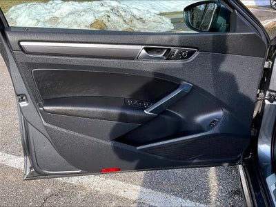 2017 Volkswagen Passat R-Line w/Comfort Pkg Auto