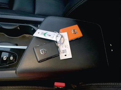 2024 Volvo XC60 Recharge Plug-In Hybrid T8 eAWD PHEV Ultimate Dark Theme