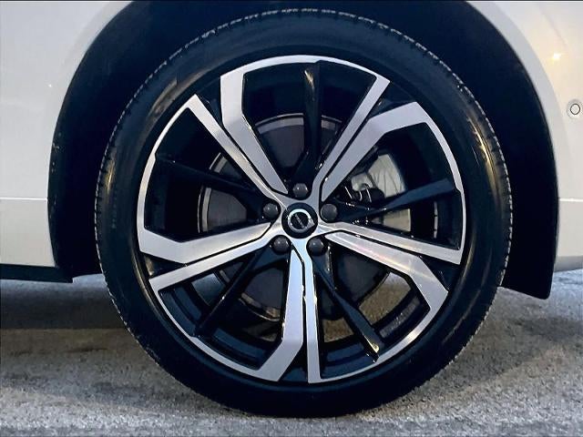 2024 Volvo XC60 Recharge Plug-In Hybrid T8 eAWD PHEV Ultimate Dark Theme