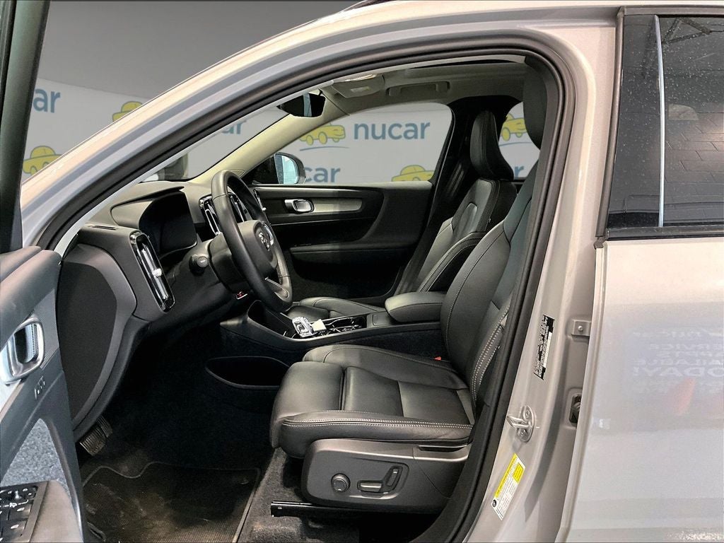 2025 Volvo XC40 B5 Plus Dark Theme
