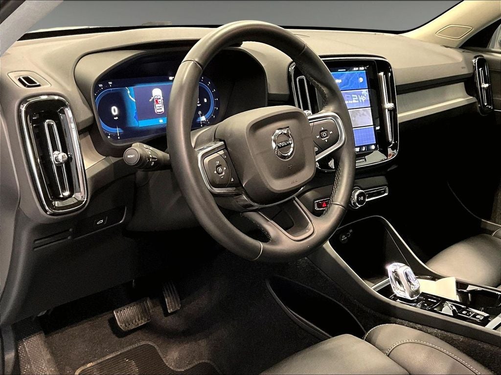 2025 Volvo XC40 B5 Plus Dark Theme
