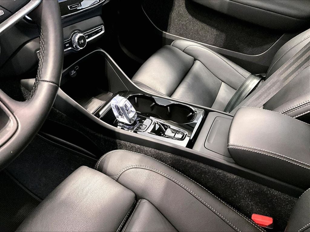 2025 Volvo XC40 B5 Plus Dark Theme