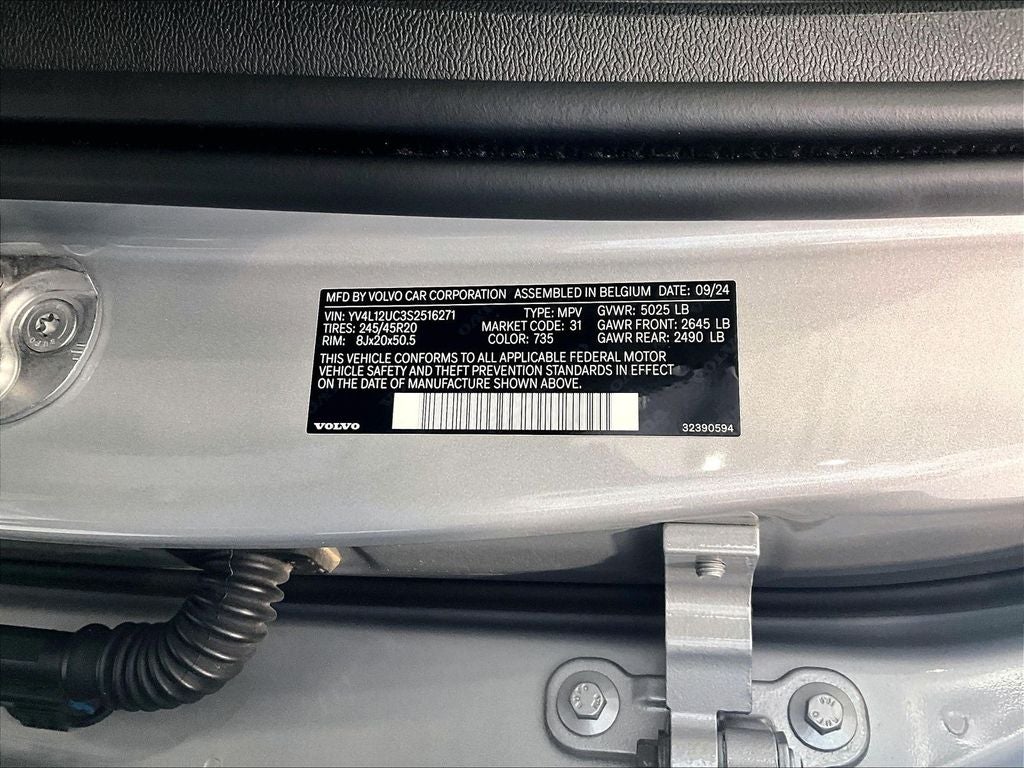 2025 Volvo XC40 B5 Plus Dark Theme