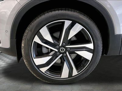 2025 Volvo XC40 B5 Plus Dark Theme