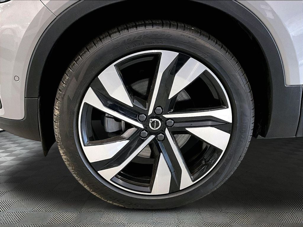 2025 Volvo XC40 B5 Plus Dark Theme