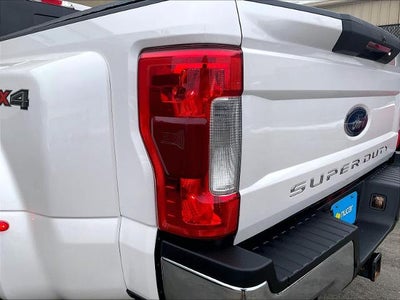 2018 Ford Super Duty F-350 DRW LARIAT 4WD Crew Cab 8' Box