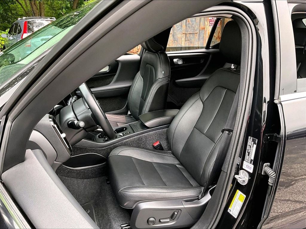 2025 Volvo XC40 B5 Core