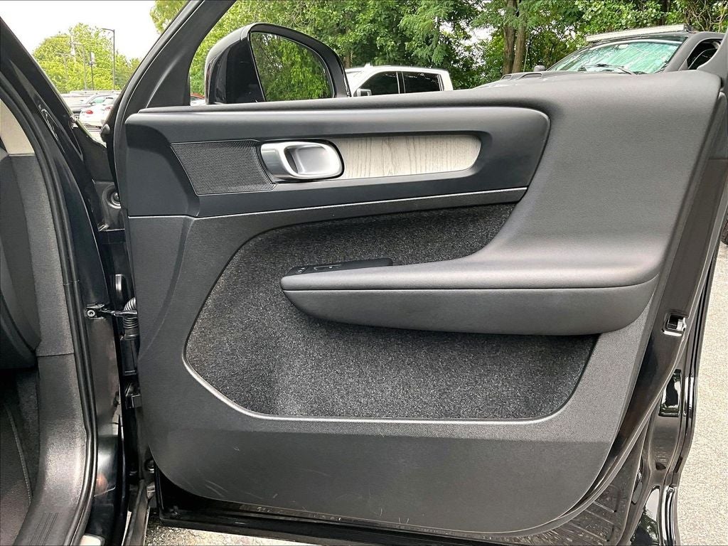 2025 Volvo XC40 B5 Core