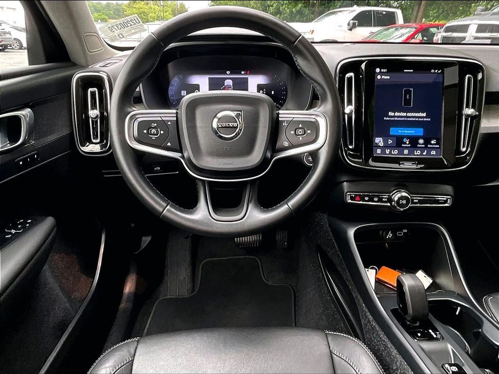 2025 Volvo XC40 B5 Core