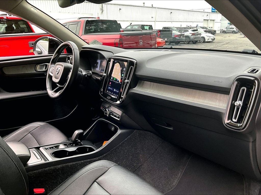 2025 Volvo XC40 B5 Core