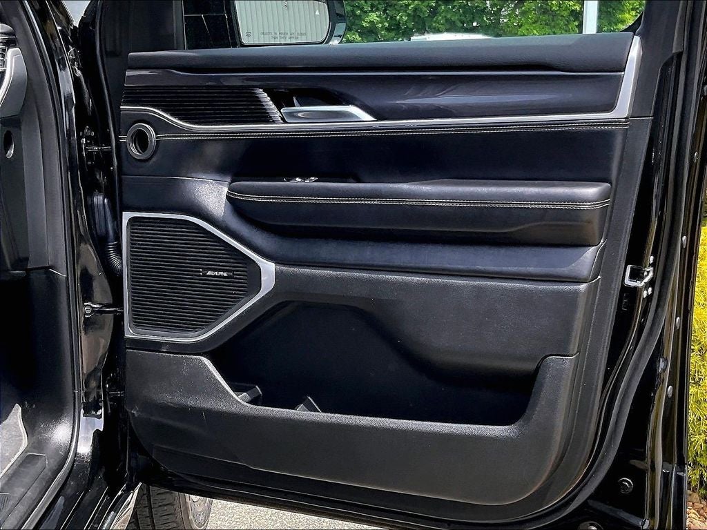 2023 Jeep Wagoneer Base
