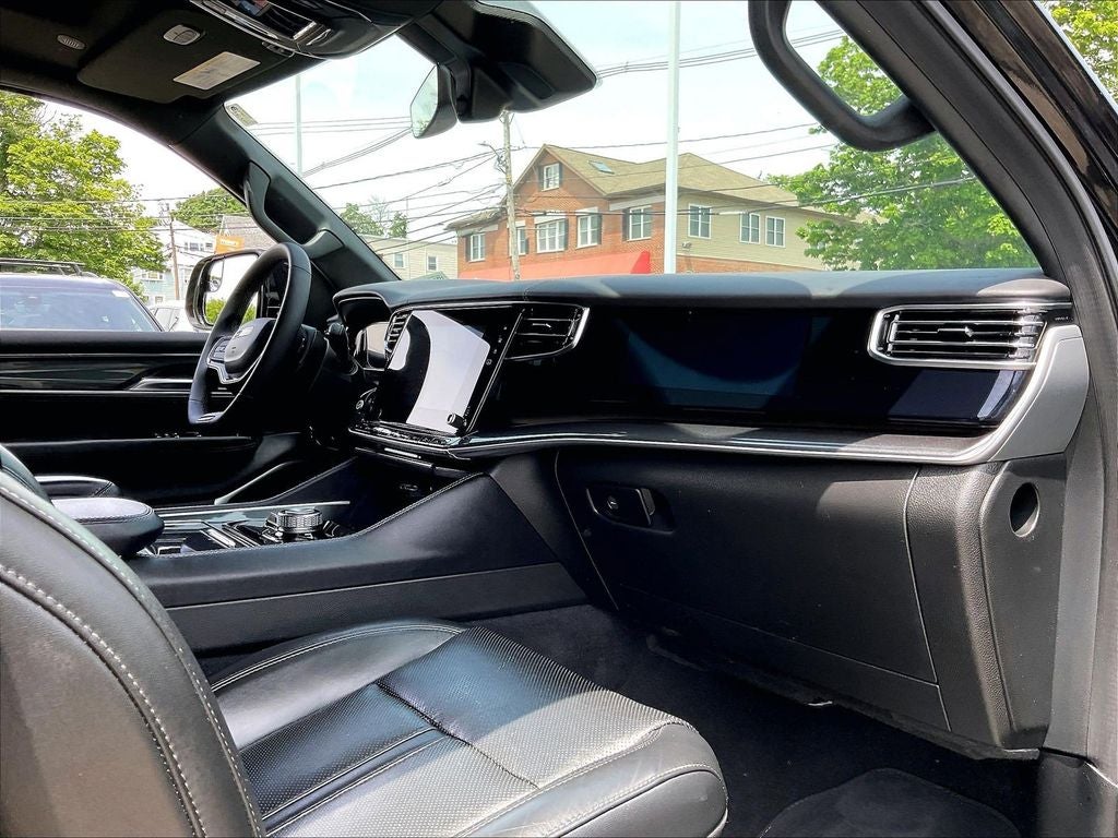 2023 Jeep Wagoneer Base