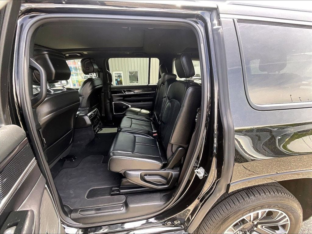 2023 Jeep Wagoneer Base