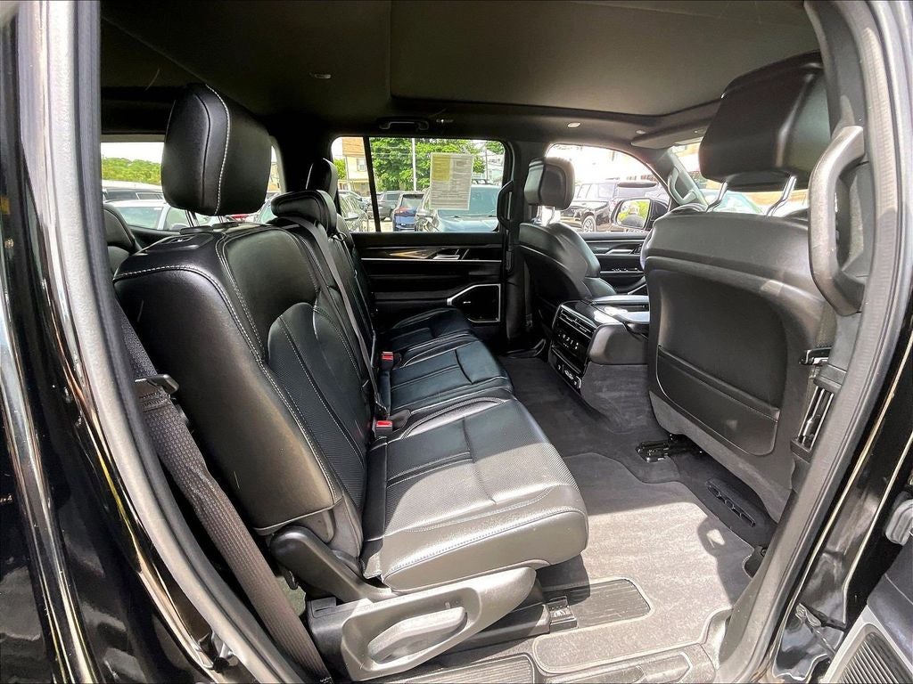 2023 Jeep Wagoneer Base