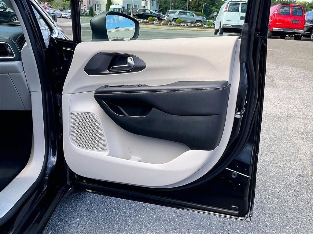2023 Chrysler Pacifica Hybrid Touring L