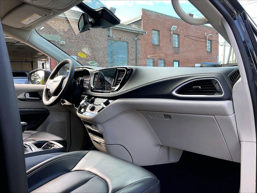 2023 Chrysler Pacifica Hybrid Touring L