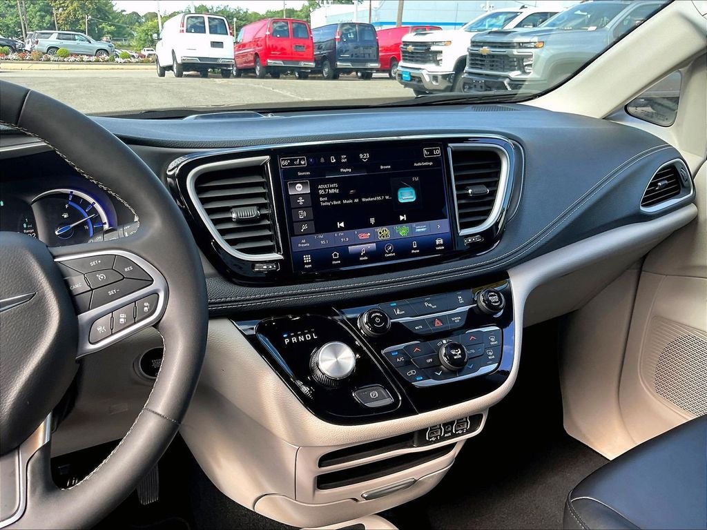 2023 Chrysler Pacifica Hybrid Touring L