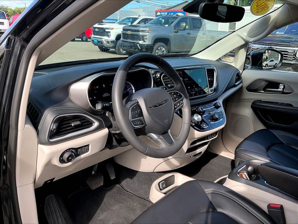 2023 Chrysler Pacifica Hybrid Touring L