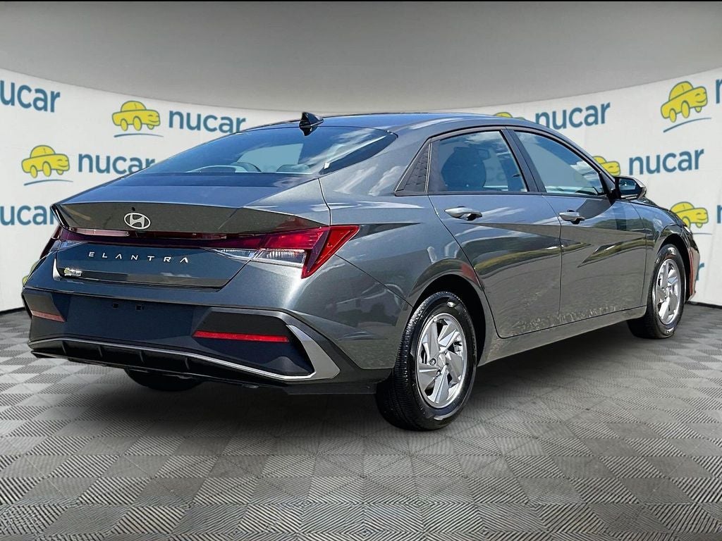 2025 Hyundai Elantra SE