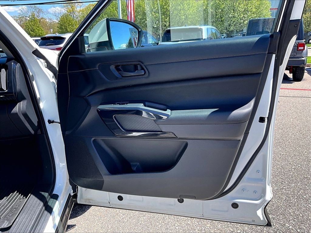 2023 Nissan Pathfinder SV