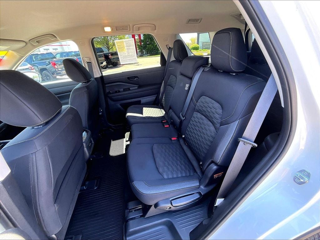 2023 Nissan Pathfinder SV
