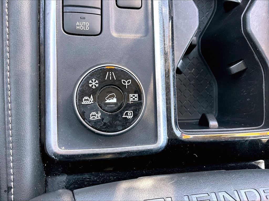2023 Nissan Pathfinder SV