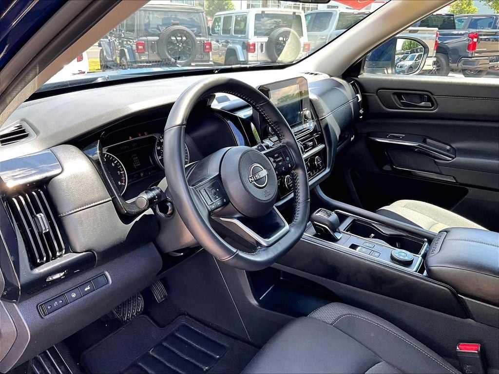 2025 Nissan Pathfinder SV