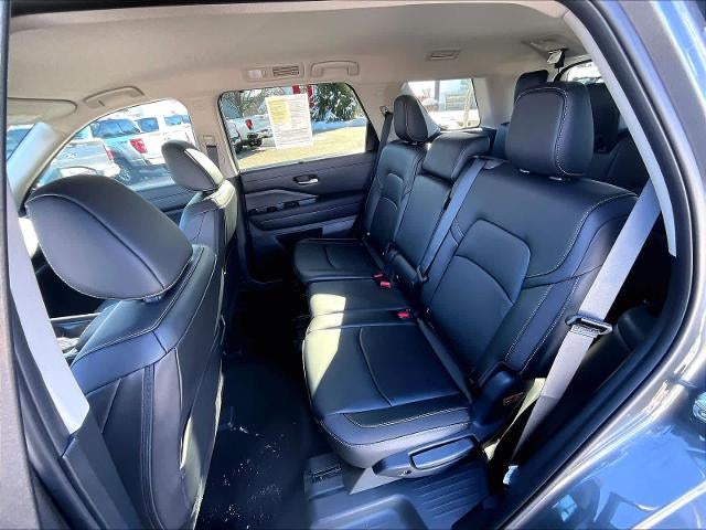 2025 Nissan Pathfinder SL 4WD