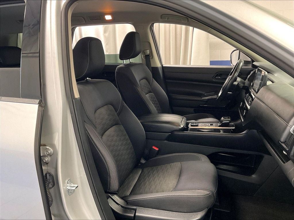 2023 Nissan Pathfinder SV