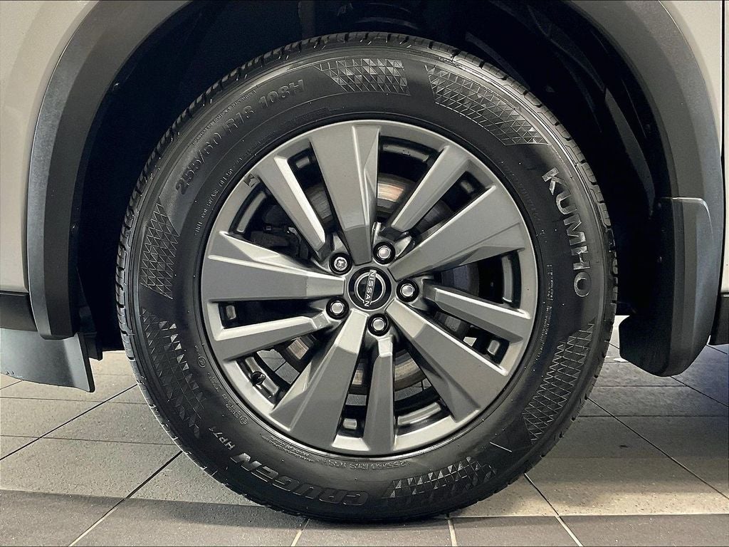 2023 Nissan Pathfinder SV