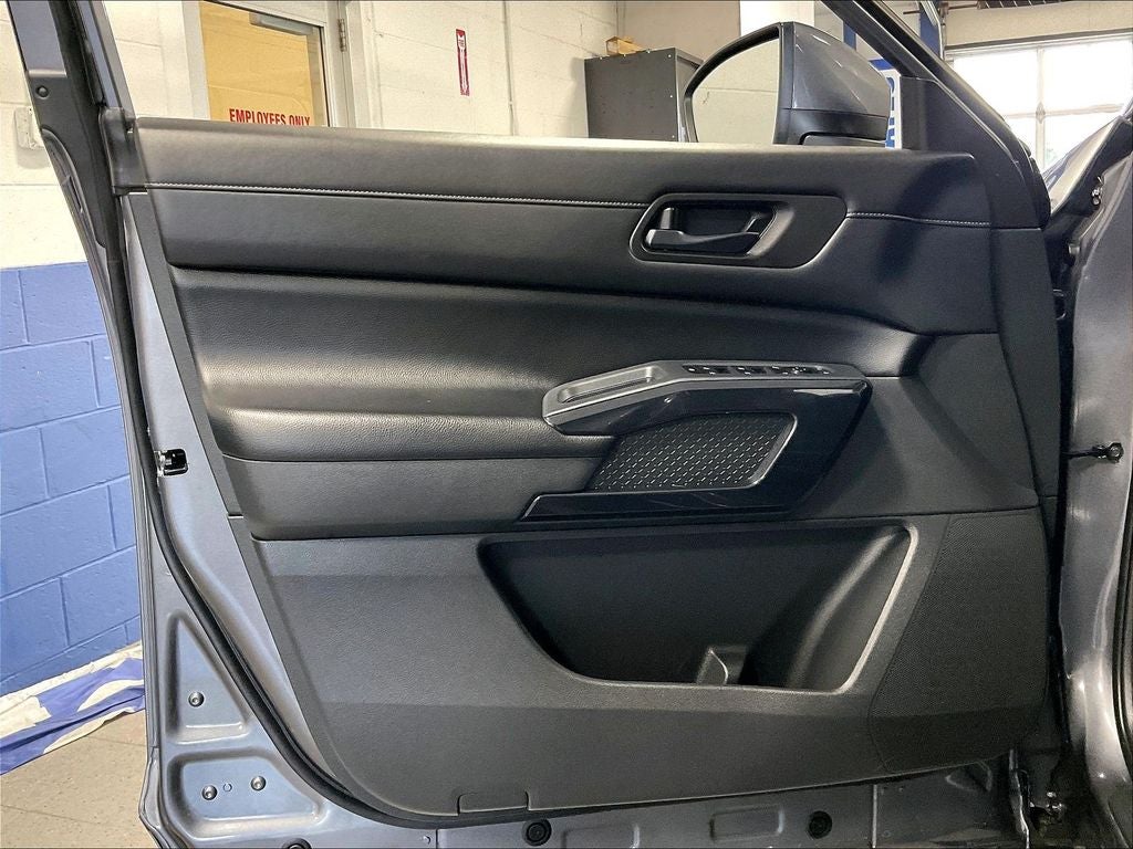 2023 Nissan Pathfinder SV