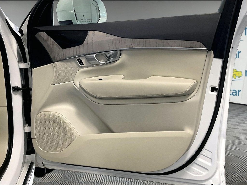 2024 Volvo XC90 B6 Plus Bright Theme