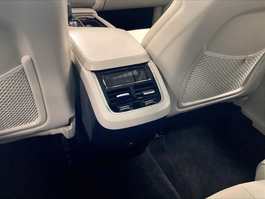2024 Volvo XC90 B6 Plus Bright Theme