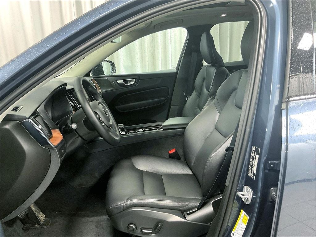 2024 Volvo XC60 B5 Plus Dark Theme