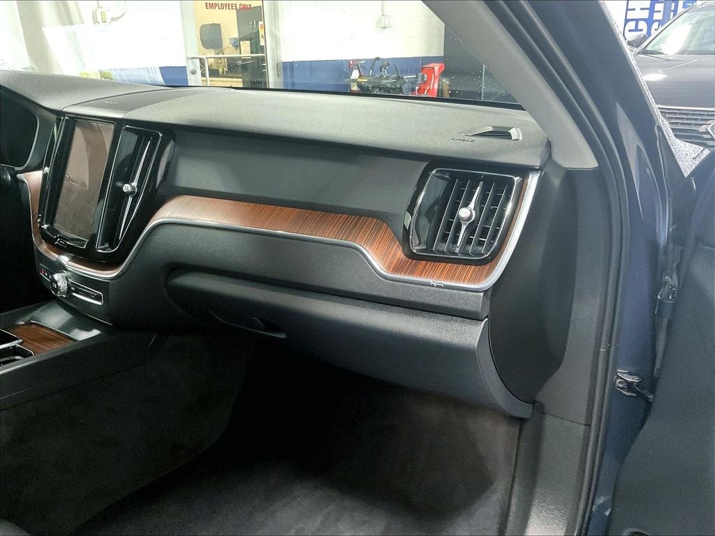 2024 Volvo XC60 B5 Plus Dark Theme