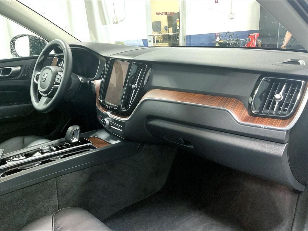 2024 Volvo XC60 B5 Plus Dark Theme