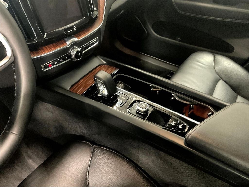 2024 Volvo XC60 B5 Plus Dark Theme