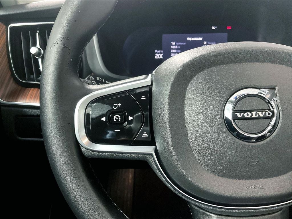2024 Volvo XC60 B5 Plus Dark Theme