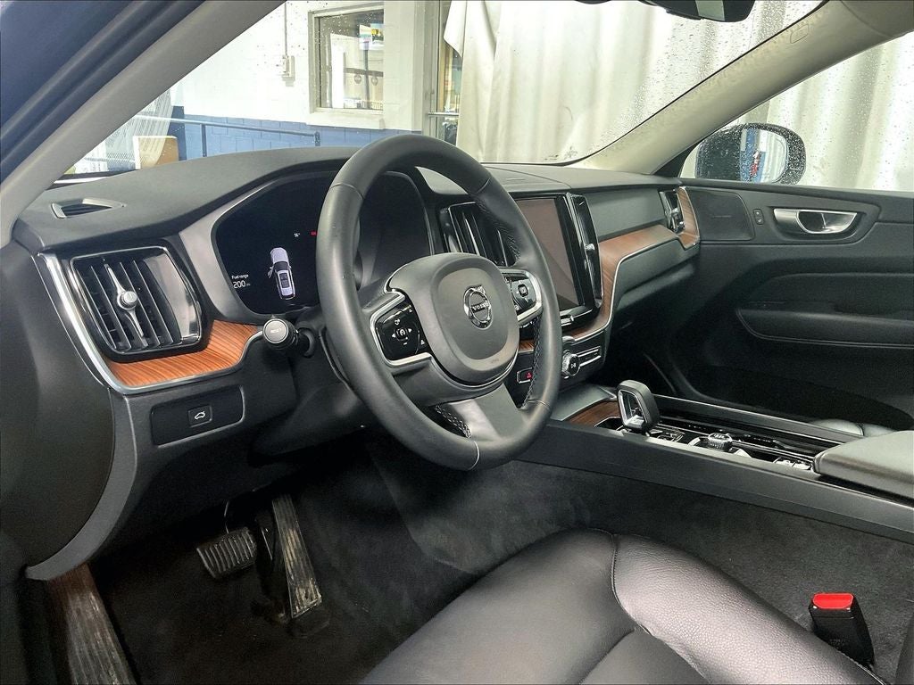2024 Volvo XC60 B5 Plus Dark Theme