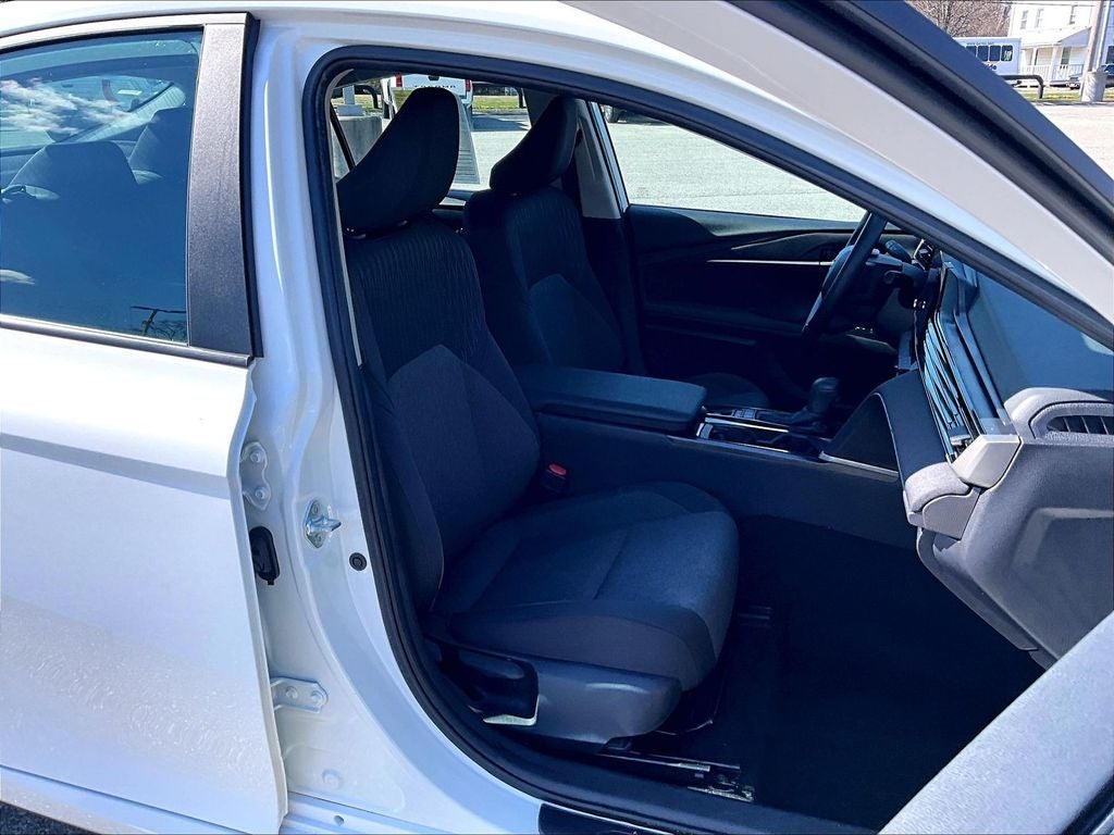 2025 Toyota Camry LE (SE)