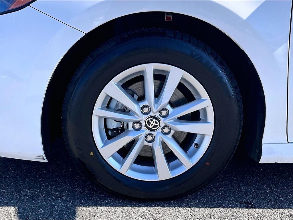 2025 Toyota Camry LE (SE)