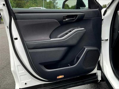 2022 Toyota Highlander LE AWD (SE)