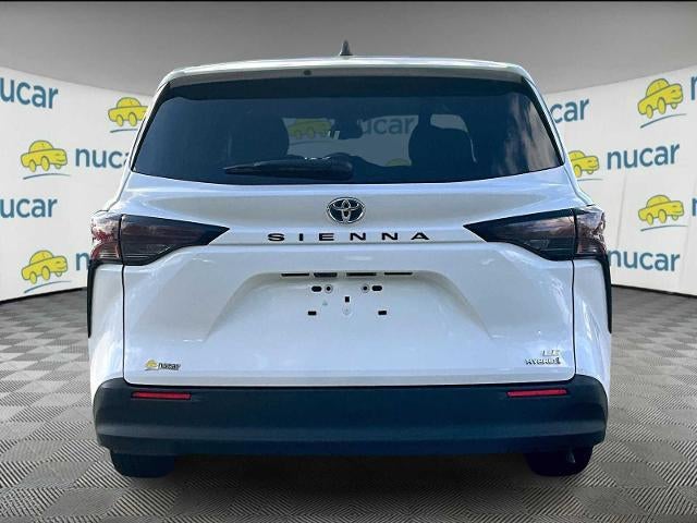 2024 Toyota Sienna LE FWD 8-Passenger (Natl)