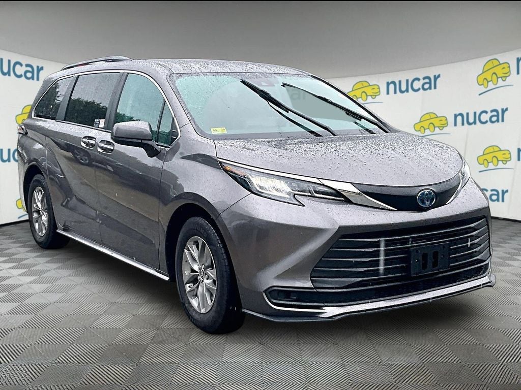 2023 Toyota Sienna LE 8 Passenger