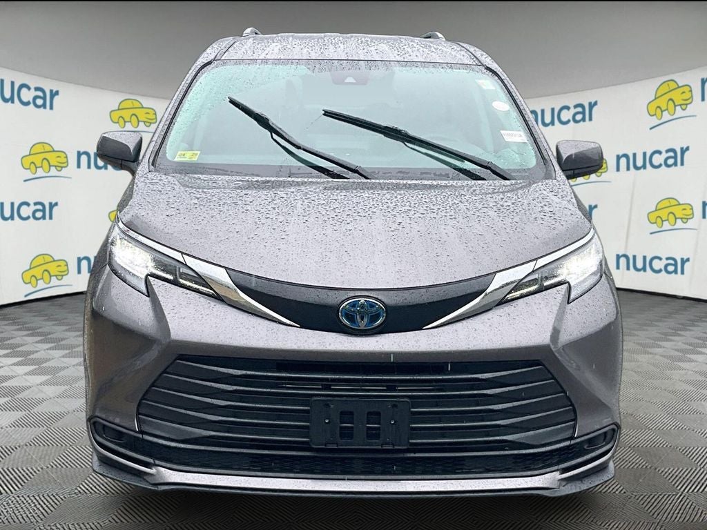 2023 Toyota Sienna LE 8 Passenger