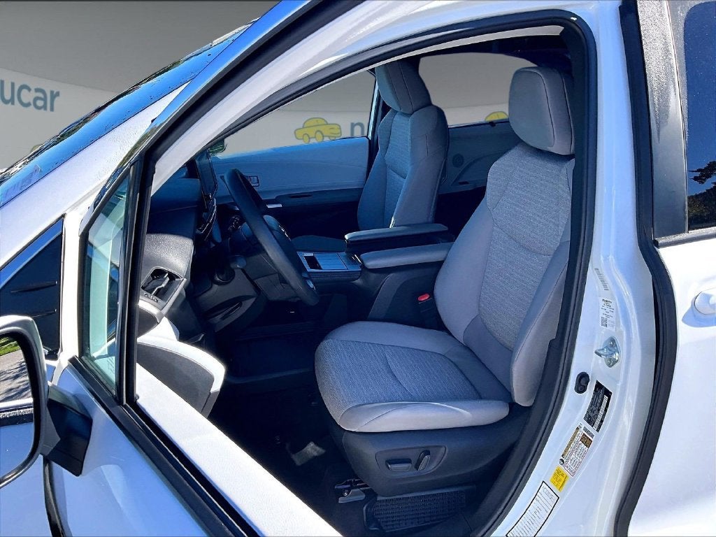 2025 Toyota Sienna LE 8 Passenger